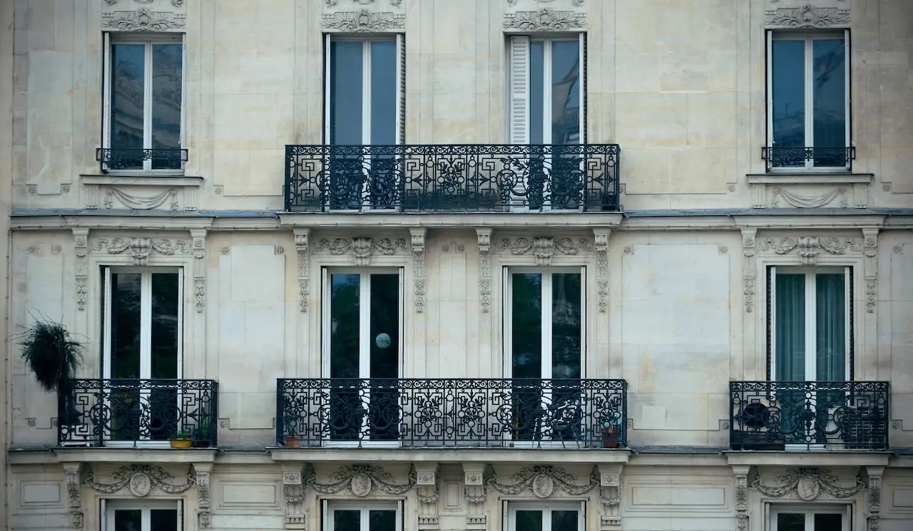 L’immobilier parisien pris entre patrimoine haussmannien et performance énergétique